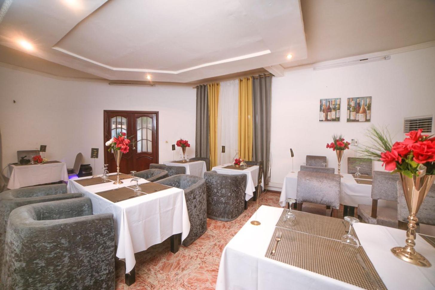 Les Residences De La Providence - Appart Hotel Яунде Экстерьер фото